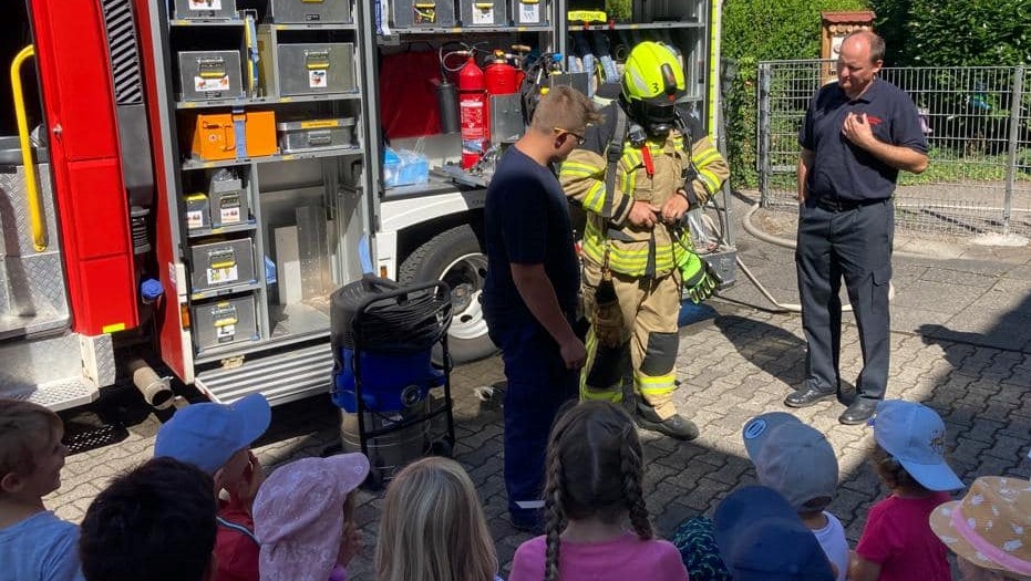 Read more about the article Besuch der Feuerwehr im Kindergarten
